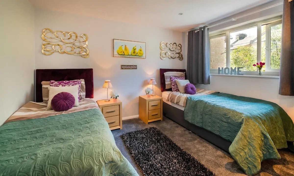 Great Large 4Bed House Near Tube Sleeps 7 -Perfect For London Stays