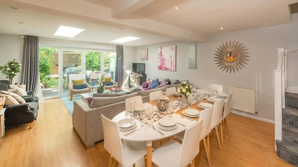 Great Large 4Bed House Near Tube Sleeps 7 -Perfect For London Stays 0*,