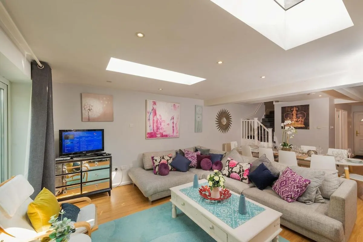 Great Large 4Bed House Near Tube Sleeps 7 -Perfect For London Stays United Kingdom