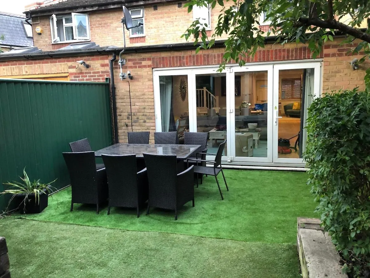 Дом отдыха Great Large 4Bed House Near Tube Sleeps 7 -Perfect For London Stays