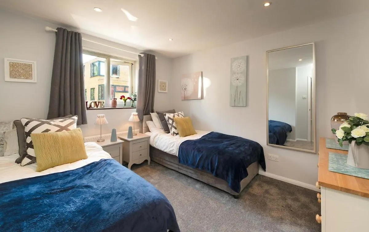 Great Large 4Bed House Near Tube Sleeps 7 -Perfect For London Stays Holiday home
