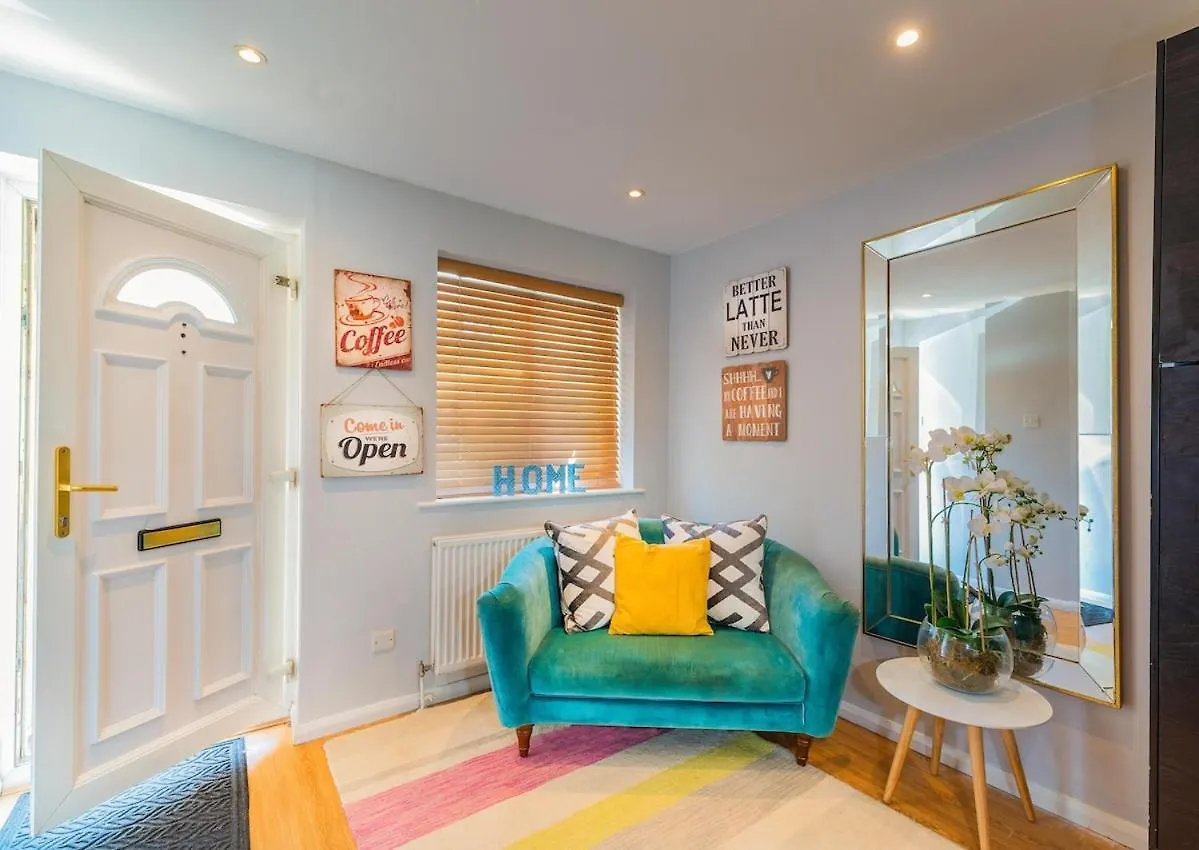 Great Large 4Bed House Near Tube Sleeps 7 -Perfect For London Stays United Kingdom