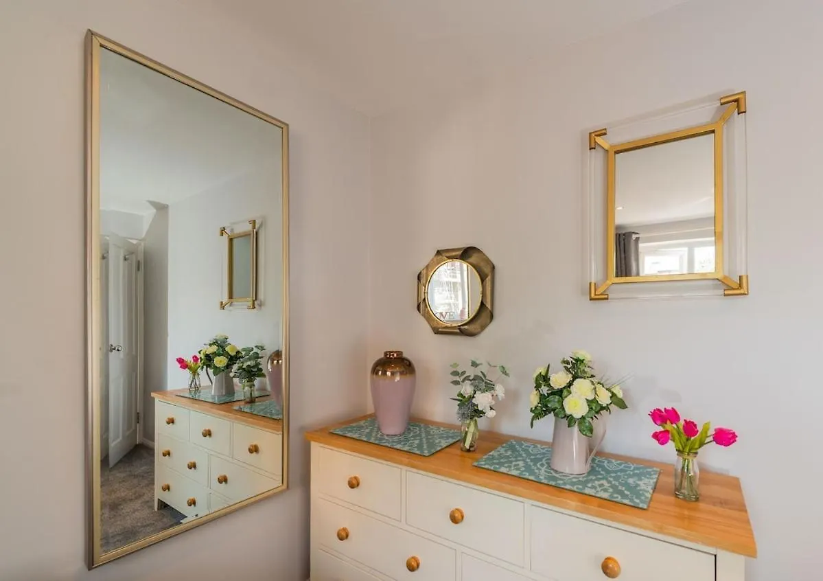 Great Large 4Bed House Near Tube Sleeps 7 -Perfect For London Stays Holiday home