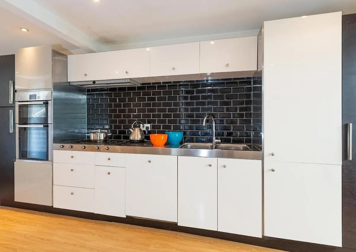 Great Large 4Bed House Near Tube Sleeps 7 -Perfect For London Stays 0*,  United Kingdom