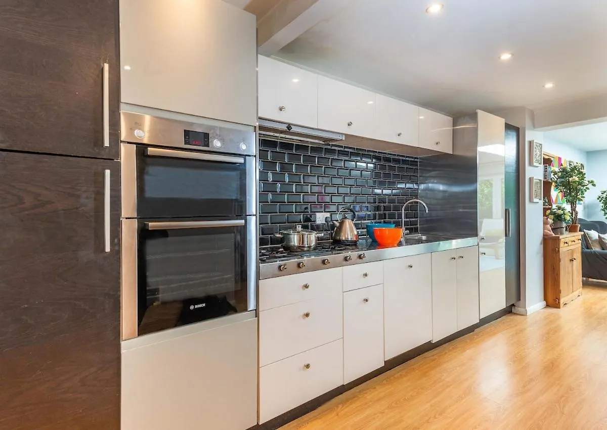 Holiday home Great Large 4Bed House Near Tube Sleeps 7 -Perfect For London Stays