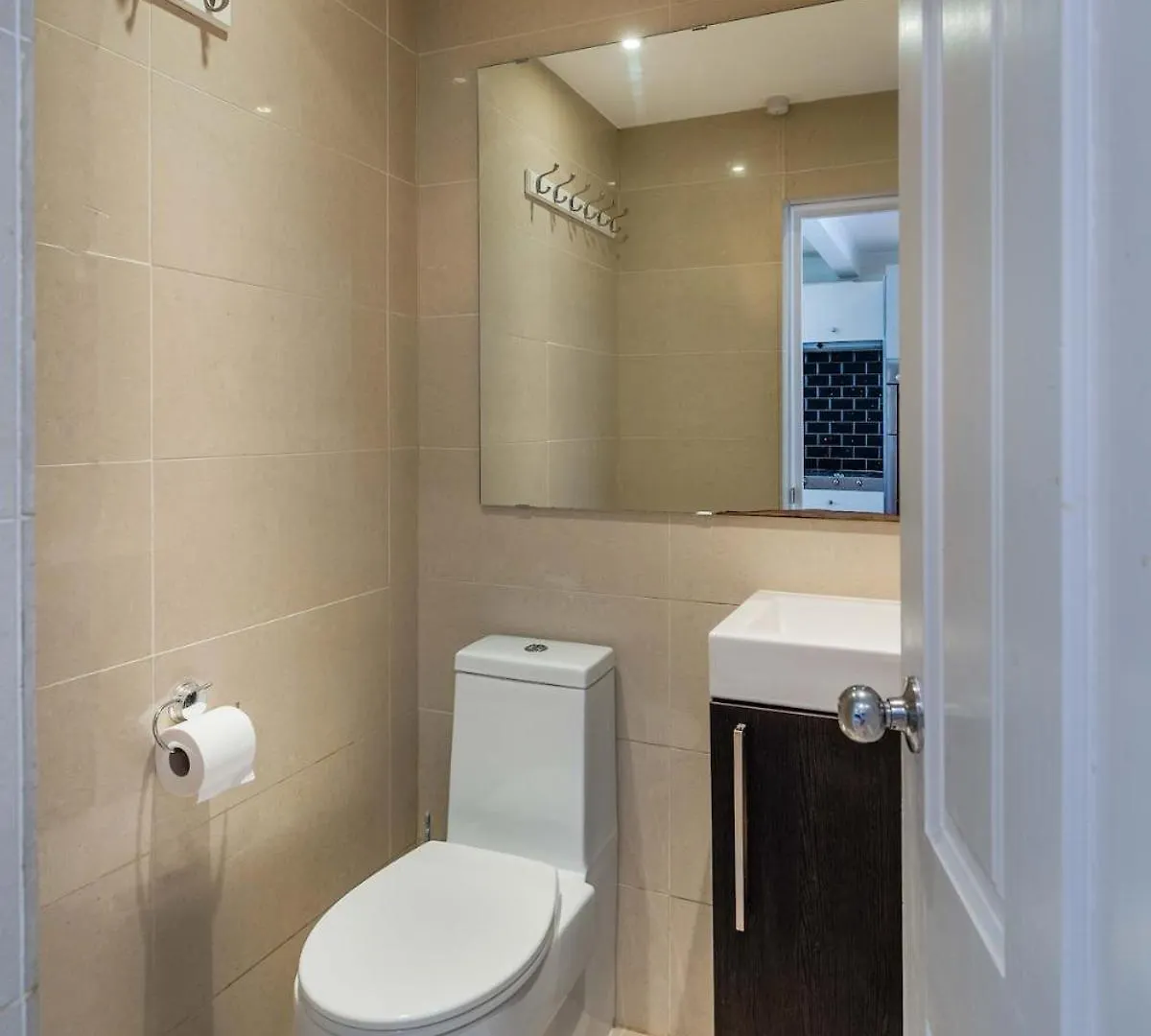 Great Large 4Bed House Near Tube Sleeps 7 -Perfect For London Stays 0*,