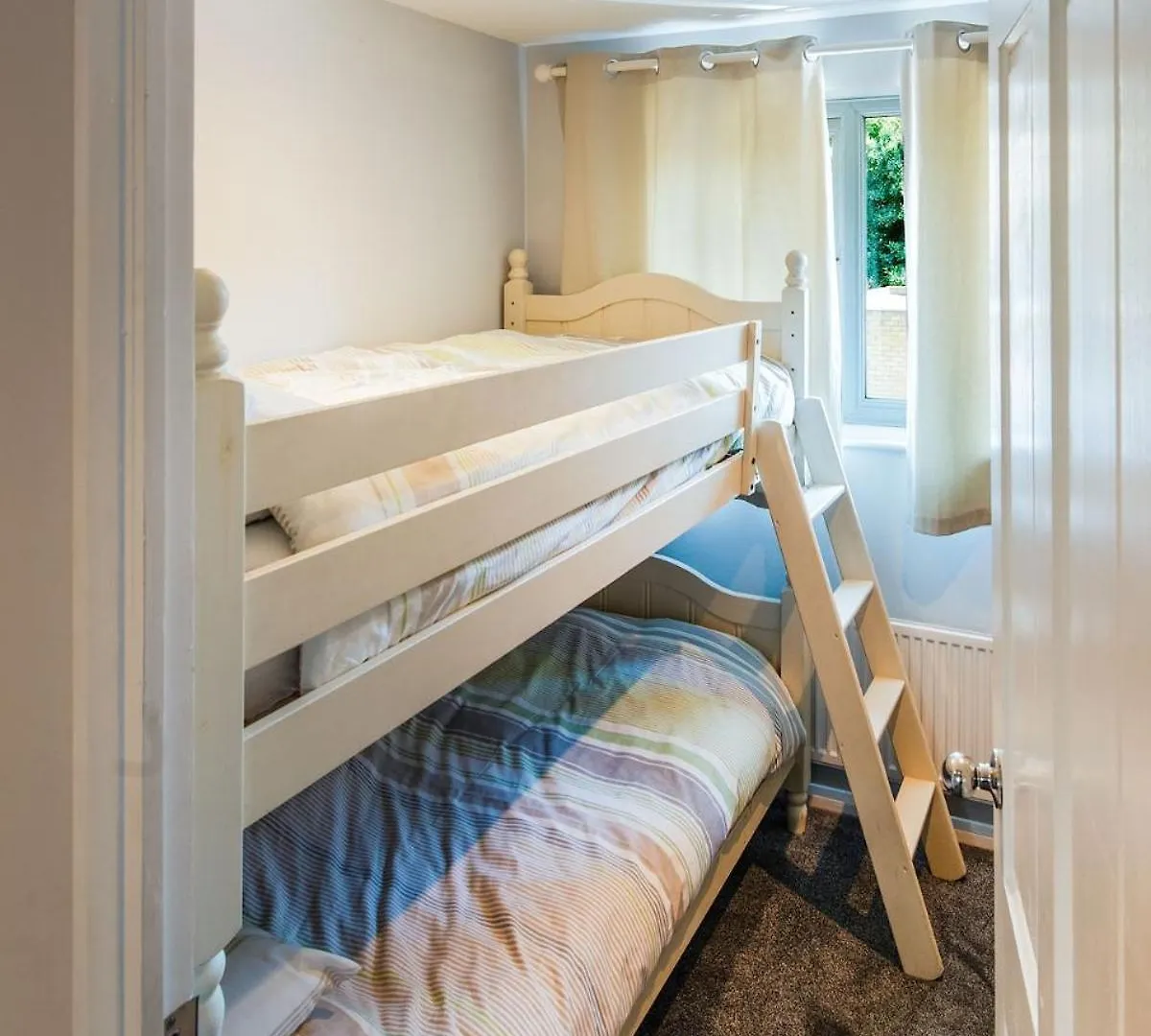 Great Large 4Bed House Near Tube Sleeps 7 -Perfect For London Stays